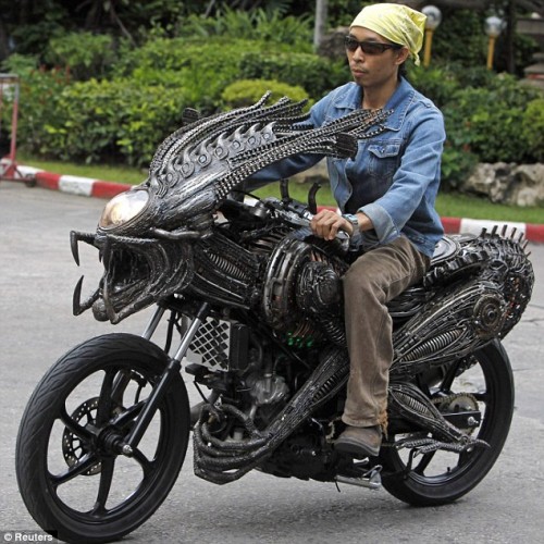 alien-motorcycle-made-from-scrap-metal_4