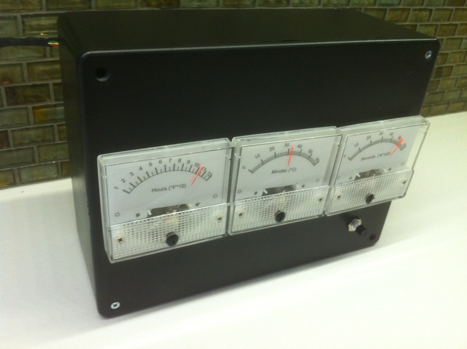 Voltmeter Clock that also displays Temperature
