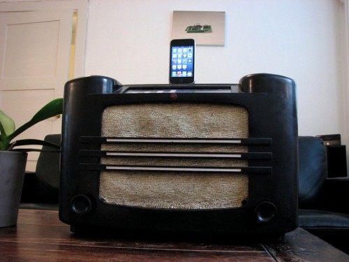 1937 Philips AM Radio Hacked into an iPhone Dock